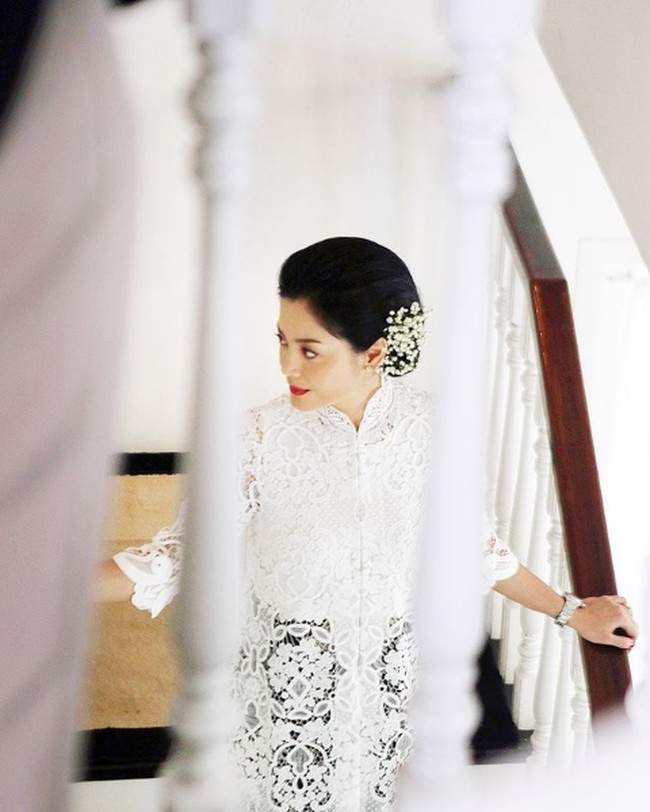 Lulu Tobing memancarkan pesonanya saat tampil dengan kebaya putih di Hari Kartini. Lulu menuliskan caption dengan mengutip kata-kata mutiara RA Kartini. Tahukah engkau semboyanku? Aku mau dua patah kata yang ringkas itu sudah beberapa kali mendukung dan membawa aku melintasi gunung keberatan dan kesusahan. Kata Aku tiada dapat melenyapkan rasa berani. Kalimat Aku mau membuat kita mudah mendaki puncak gunung, tulisnya. Foto: Instagram