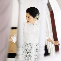 Lulu Tobing memancarkan pesonanya saat tampil dengan kebaya putih di Hari Kartini. Lulu menuliskan caption dengan mengutip kata-kata mutiara RA Kartini. Tahukah engkau semboyanku? Aku mau dua patah kata yang ringkas itu sudah beberapa kali mendukung dan membawa aku melintasi gunung keberatan dan kesusahan. Kata Aku tiada dapat melenyapkan rasa berani. Kalimat Aku mau membuat kita mudah mendaki puncak gunung, tulisnya. Foto: Instagram