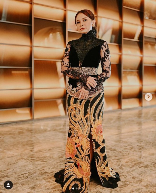 Satu lagi artis Indonesia yang merayakan Hari Kartini dengan mengunggah foto penampilannya berkebaya karya Anne Avantie. Dia adalah penyanyi Rossa yang mengenakan kebaya modern perpaduan warna hitam dan kain batik cokelat-hitam. Foto: Instagram