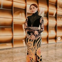 Satu lagi artis Indonesia yang merayakan Hari Kartini dengan mengunggah foto penampilannya berkebaya karya Anne Avantie. Dia adalah penyanyi Rossa yang mengenakan kebaya modern perpaduan warna hitam dan kain batik cokelat-hitam. Foto: Instagram