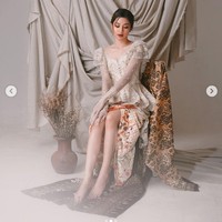 Aktris Mikha Tambayong tampil memesona dalam unggahannya berkebaya merayakan Hari Kartini 2021. Pemain film Belok Kanan Barcelona itu memakai kebaya modern rancangan Eddy Betty. Foto: Instagram