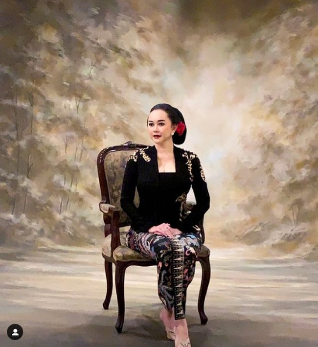 Cantiknya Aura Kasih memakai kebaya hitam dan sanggul klasik Jawa di Hari Kartini 2021. ing ngarso sung tulodo ing madyo mangun karso, demikian Aura menulis pada keterangan fotonya. Dia mengutip buah pikiran Ki Hajar Dewantoro yang berarti Tut Wuri Handayani. Foto: Instagram