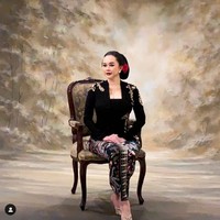 Cantiknya Aura Kasih memakai kebaya hitam dan sanggul klasik Jawa di Hari Kartini 2021. ing ngarso sung tulodo ing madyo mangun karso, demikian Aura menulis pada keterangan fotonya. Dia mengutip buah pikiran Ki Hajar Dewantoro yang berarti Tut Wuri Handayani. Foto: Instagram