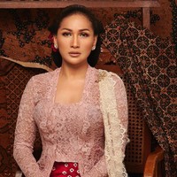 Penyanyi Tata Janeeta yang kini tengah hamil mengunggah foto dirinya memakai kebaya kutu baru dan sanggul khas Jawa. Selamat Hari Kartini ngiihhh.., tulisnya di Instagram @tatajaneetaofficial. Foto: Instagram