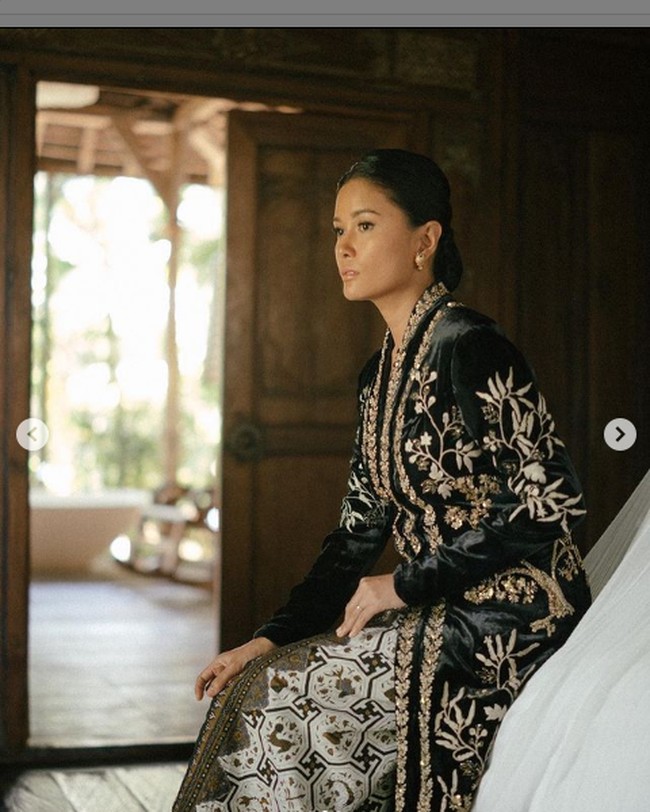 Titi Radjo Padmaja tampil dengan kebaya rancangan Biyan dan aksesori dari Tulola saat mengunggah penampilannya dalam rangka Hari Kartini 2021. Foto: Instagram