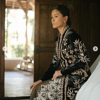 Djenar Maesa Ayu cantik dibungkus kebaya beludu penuh sulaman bunga. (Foto: Instagram)