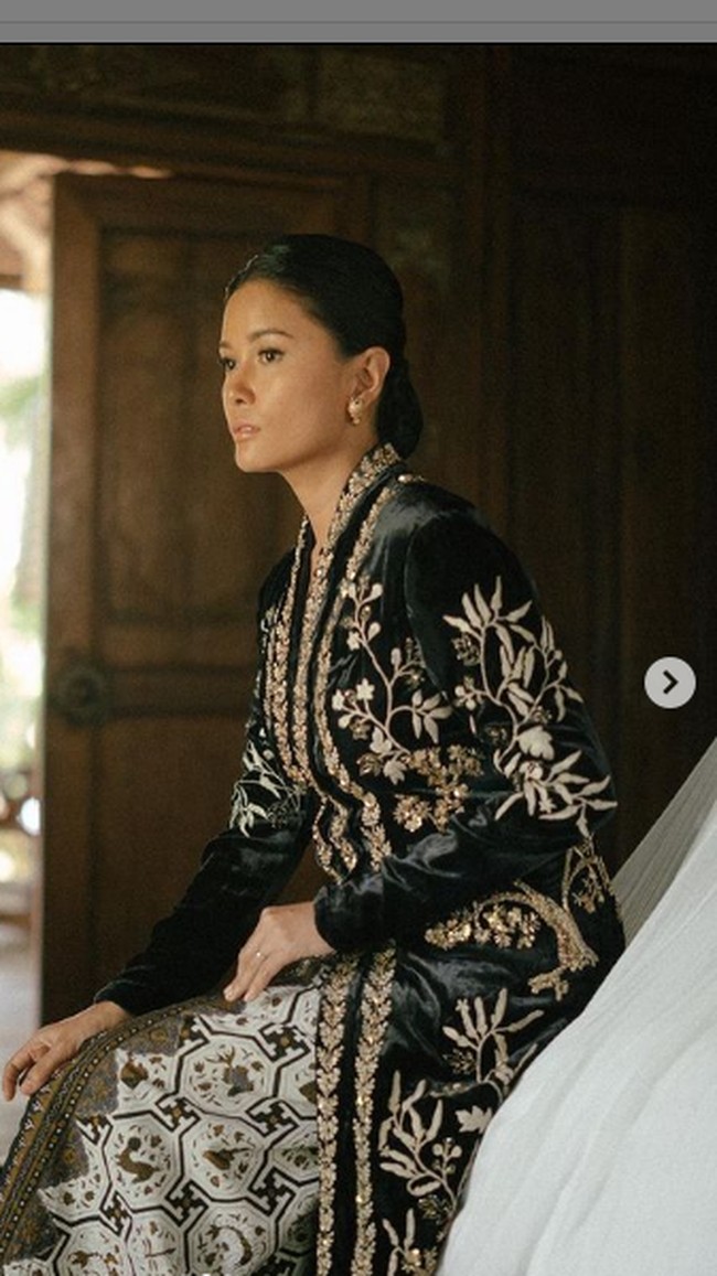 Djenar Maesa Ayu cantik dibungkus kebaya beludu penuh sulaman bunga. (Foto: Instagram)