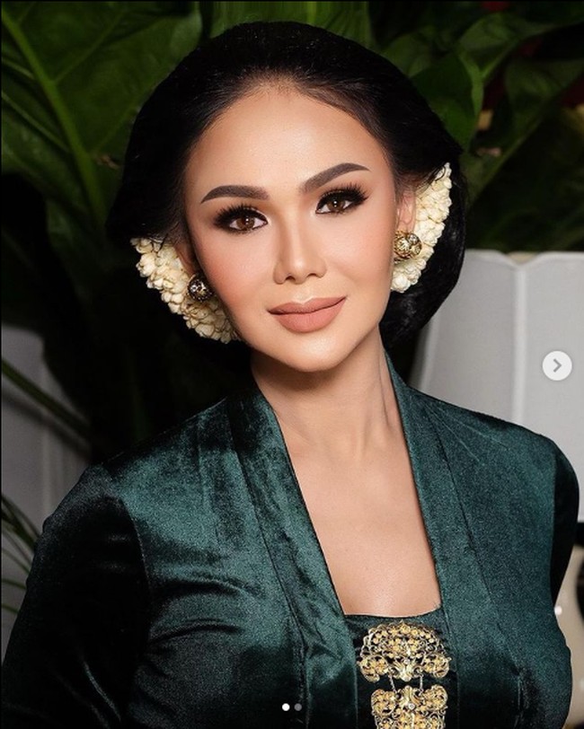 Yuni Shara makin terlihat awet muda dengan kebaya hijau zamrud ini. (Foto: Instagram)