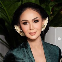Yuni Shara makin terlihat awet muda dengan kebaya hijau zamrud ini. (Foto: Instagram)