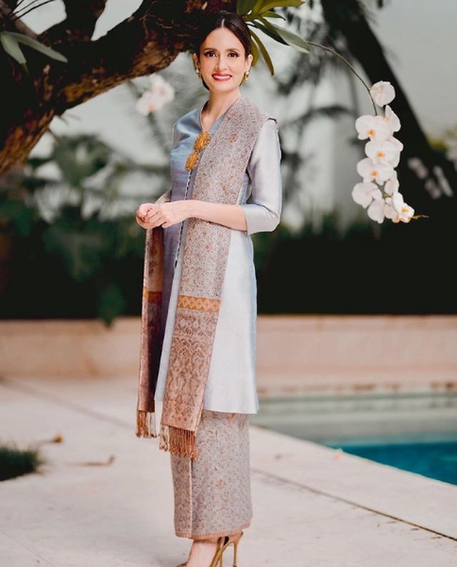 Bianca Alinda yang populer sebagai model di tahun 90-an dan kini dikenal sebagai ibu Menteri Perdagangan juga mengunggah penampilannya berkebaya di Hari Kartini 2021. Istri dari Muhammad Lutfi itu tampak memadukan kebaya dengan kain songket. Foto: Instagram