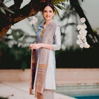 Bianca Alinda yang populer sebagai model di tahun 90-an dan kini dikenal sebagai ibu Menteri Perdagangan juga mengunggah penampilannya berkebaya di Hari Kartini 2021. Istri dari Muhammad Lutfi itu tampak memadukan kebaya dengan kain songket. Foto: Instagram