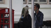 Warga foto bareng dengan Mak Lampir. Salah satu warga, Ismet (30), mengatakan ia datang ke kawasan Gedung Merdeka untuk ngabuburit dan foto-foto. (Wisma Putra/detikTravel)