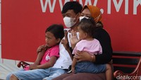 Traveler pun bisa berfoto bareng keluarga. Jangan lupa pakai masker, hand sanitizer dan tetap menjaga jarak ya traveler. (Wisma Putra/detikTravel)