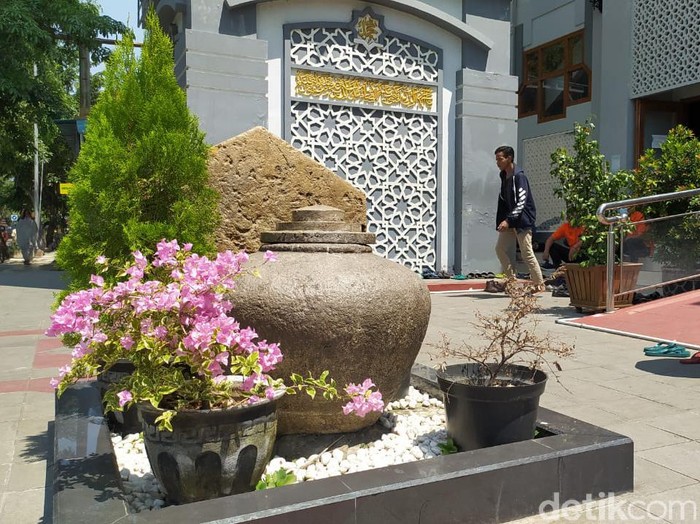 Peninggalan kisah Panji Laras dan Panji Liris di Lamongan masih terawat. Seperti gentong air dan alas yang terbuat dari batu.