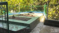 Makam pendatang muslim yang menggunakan goa ini sebagai tempat persembunyian