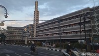 Inilah hotel Savoy Homann yang sangat bersejarah di Bandung. Di bulan Ramadan, ada yang unik dari hotel ini. Setiap memasuki waktu berbuka puasa, ada bunyi sirine meraung-raung dari hotel ini. (Siti Fatimah/detikTravel)