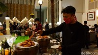 Pada zaman dahulu, Hotel Savoy Homann digunakan sebagai markas sekutu. Karena masih ada ancaman perang maka dipasanglah alarm sirine tersebut. Daripada tidak berfungsi, akhirnya digunakan sebagai pengumuman azan Maghrib.