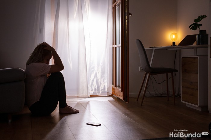 ilustrasi menangis Side view full length shot of a sad depressed woman sitting on the floor and crying at home