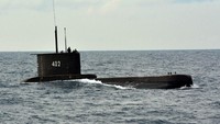 Mengenai awak kapal yang terdapat di dalam kapal selam hilang ini, setidaknya diawaki oleh 34 pelaut. Lebih lanjut, kapal selam KRI Nanggala dilengkapi 14 buah torpedo 21 inci/533 mm dalam 8 tabung. Diketahui kapal selam hilang ini memiliki keistimewaan dengan mampu menyelam selama 3 bulan dengan kedalaman maksimal 250 meter di bawah permukaan laut. ANTARA FOTO/Syaiful Arif.