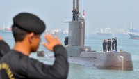 Peristiwa tenggelamnya kapal selam KRI Nanggala 402 pada akhir April lalu turut menyita perhatian dunia internasional. Kapal selam KRI Nanggal 402 dilaporkan hilang kontak pada Rabu (21/4/2021) saat sedang melaksanakan pelatihan penembakan torpedo di perairan selat Bali. Terdapat 53 awak di kapal selam tersebut yang terdiri dari 49 anak buah kapal (ABK), 1 komandan satuan dan 3 personel arsenal. ANTARA FOTO/M Risyal Hidayat  