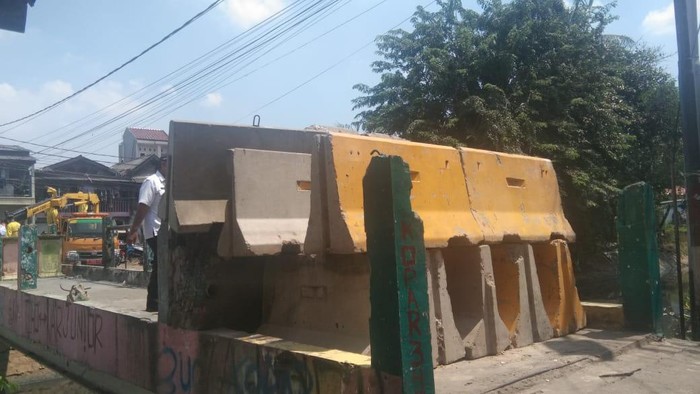 Jembatan Kota Paris, Johar Baru Jakarta Pusat dipasang barier.