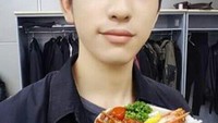 Saat masih sibuk berkarir dengan GOT7, Jinyoung pernah mendapatkan kiriman makanan dari penggemar. Makanannya berupa rice bowl dengan topping seafood dan daging yang melimpah. Foto: Instagram @jinyoung_0922jy