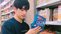 Jalan-jalan ke Supermarket, Jinyoung terlihat memegang beberapa camilan yang akan dibelinya. Biskuit cokelat dengan isian krim vanila jadi pilihannya. Foto: Instagram @jinyoung_0922jy