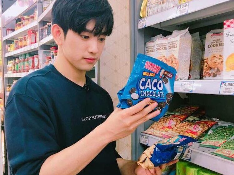 Momen Jinyoung GOT7 Dapat Kiriman Coffee Truck dan Jajan Camilan