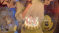 Selesai berakting dalam drama Devil Judge, Jinyoung diberi kejutan oleh para stafnya berupa satu loyang cake dengan desain minimalis. Foto: Instagram @jinyoung_0922jy