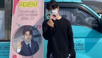 Coffee truck lainnya juga dikirimkan untuk Jinyoung. Untuk menghargai pemberian para penggemar, Jinyoung berpose di depannnya. Foto: Instagram @jinyoung_0922jy