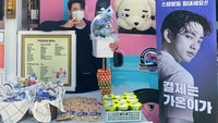 Seperti momennya berikut ini yang berpose di depan coffee truck kiriman penggemarnya. Selain kopi, penggemarnya juga memberikan lolipop dan aneka camilan. Foto: Instagram @jinyoung_0922jy