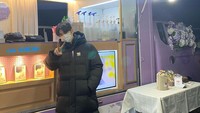 Selama berakting, Jinyoung sering mendapatkan dukungan berupa kiriman coffee truck dari penggemar atau kerabatnya. Foto: Instagram @jinyoung_0922jy