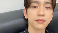 Park Jinyoung adalah idol dari grup bernama GOT7. Namun, kini ia lebih aktif membintangi sejumlah drama Korea. Terbaru, ia dikabarkan akan membintangi Yumis Cells bersama Kim Go Eun. Foto: Instagram @jinyoung_0922jy