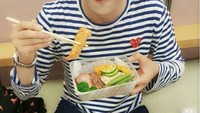 Ia juga pernah mendapatkan kiriman lunch box berisikan ebi tempura yang renyah. Pasti enak jadi lauk nasi hangat! Foto: Instagram @jinyoung_0922jy