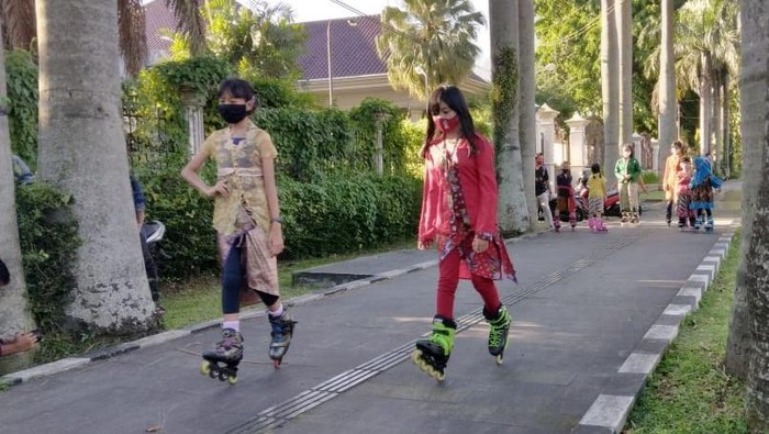 Kaki-kaki Mungil Ini Menari di Sepatu Roda Peringati Hari Kartini
