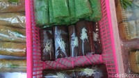 Aneka camilan tradisional dan jajanan pasar juga bisa dengan mudah ditemukan di sini. Mulai dari risol, lontong dan masih banyak lagi. Foto: detikFood/Adjie Prasetya
