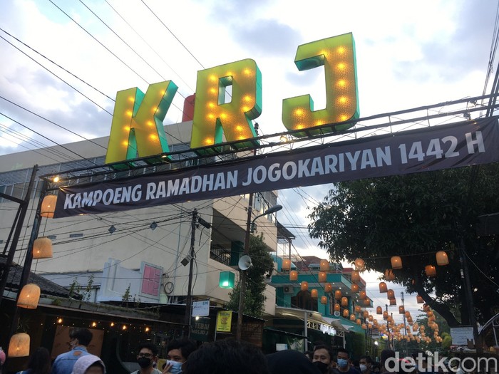 Kampung Ramadhan Jogokariyan Berburu Takjil Nikmat di Kampung Ramadhan Jogokariyan, Yogyakarta.