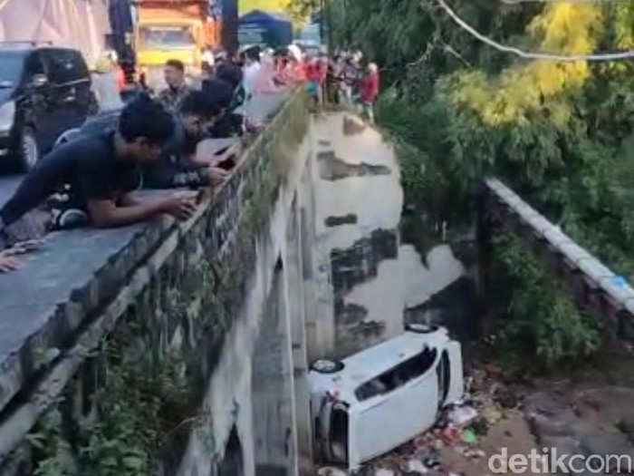 Sebuah mobil jatuh dari jembatan setinggi 7 meter di Desa Tegalsiwalan, Kecamatan Leces. Tiga orang luka-luka dalam kecelakaan itu.