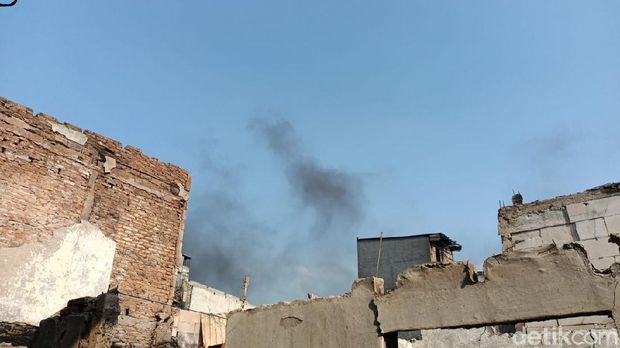 Kepulan asap terlihat di kawasan Taman Sari, Jakarta Barat.