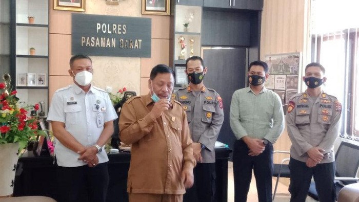 Ketua DPRD Pasaman Barat Parizal Hafni membantah melakukan perbuatan dugaan mesum dengan staf perempuannya.