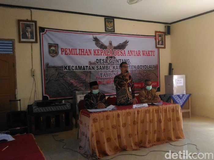 Ketua panitia memimpin Pilkades Pergantian Antar Waktu Desa Glintang, Kecamatan Sambi, Boyolali, Rabu (21/4/2021).