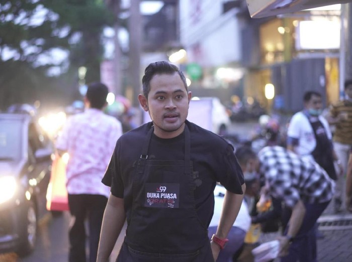 Kisah crazy rich Malang bagi-bagi buka puasa gratis sebulan, bantu korban gempa.