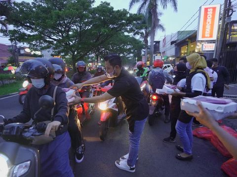 Kisah crazy rich Malang bagi-bagi buka puasa gratis sebulan, bantu korban gempa.