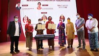 Ketua Umum Kowani Giwo Rubianto Wiyogo, Kepala Perpustakaan Nasional (Perpusnas) Muhammad Syarif Bando, Ketua Kongres Wanita Indonesia (Kowani) Marlinda Irwanti Poernomo, Wakil Ketua Komisi X DPR RI Hetifah Syaifudian dan Ketua Umum Pengurus Pusat Forum Taman Bacaan Masyarakat Opik saat saat peluncuran situs web Kepustakaan Kowani di Perpustakaan Nasional, Jakarta, Rabu (21/4/21).