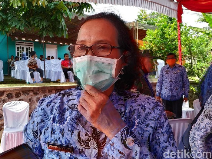 Handphone Krisna seakan tak pernah berhenti berdering, sejak dia dilantik sebagai Jubir Satgas COVID-19 pada April 2020. Ibu dari dua putra ini totalitas membaktikan diri untuk mengurus banyak hal yang berkaitan langsung dengan penanganan pasien Corona. Mulai dari proses tracing, testing, treatment pasien sampai dengan keluarga pasien.