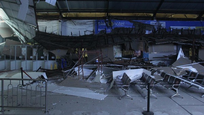 Tim Inafis Polrestabes Surabaya melakukan olah tempat kejadian perkara di lokasi ambruknya langit-langit di Ruang Keberangkatan Kereta Api Ekonomi di Stasiun Pasar Turi Surabaya, Jawa Timur, Selasa (20/4/2021). Pihak kepolisian setempat masih melakukan penyelidikan kasus ambruknya langit-langit di bagian stasiun tersebut. ANTARA FOTO/Didik Suhartono/hp.