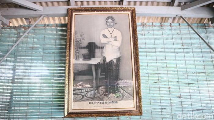 Makam kakak RA Kartini, Sosrokartono di Jepara. Sosrokartono disebut merupakan sosok di balik pemikiran inspiratif RA Kartini.