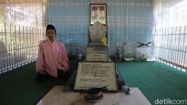Makam kakak RA Kartini, Sosrokartono di Jepara. Sosrokartono disebut merupakan sosok di balik pemikiran inspiratif RA Kartini.
