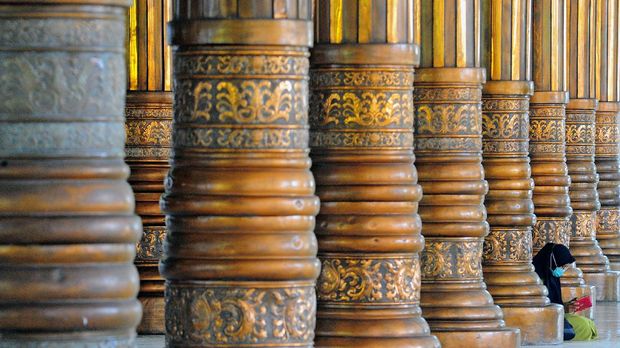 Pekerja membersihkan bagian dalam Masjid Agung Al-Falah atau Masjid Seribu Tiang, Jambi, Rabu (21/4/2021). Masjid yang diresmikan pemakaiannya pada 1980 oleh mantan Presiden Soeharto tersebut dibangun tanpa dinding dan pintu dengan 232 tiang penyangga atap dan kubah. ANTARA FOTO/Wahdi Septiawan/aww.