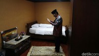 Fadel saat menjalani ibadah salat Dzuhur, di ruang tidur yang berada di ruang kerjanya.